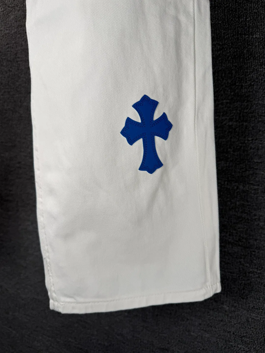 P230 💰 (Top version) Chrome Hearts/Chrome Hearts Classic white and blue series colored leather cross washed color fabric unisex denim trousers Vibe style straight stacked god-level version Carbon fine bias denim color cloth Old vintage full set of hardware - Chrome Hearts white cow series The high version uses high-ounce customized fabrics, fermentation washing and soft color fixation, soft and thick to wear, the details are all made by hand-polished craftsmanship, all-over printed jacquard fabric Unique design style. Through multiple processes to create a full retro feel. Unique niche non-contrast shirt. Customized distressed spray-painted buttons. Craftsmanship in every detail. Color: white and blue. Size: 28-30-32-34 (corresponding to S-M-L-XL)